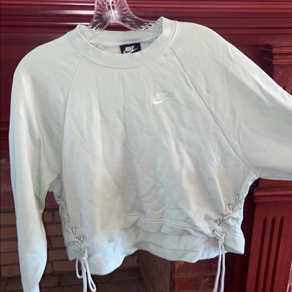 Nike pullover size medium
